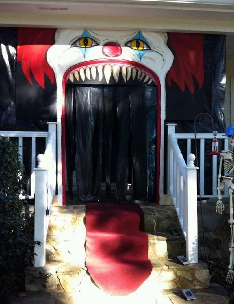 Creepy Clown Halloween Front Door Decorations - Awesome Halloween Front Door Decorations