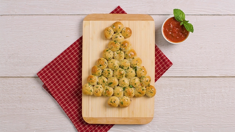 Christmas Pull Apart Bread with Marinara - Delicious Christmas Party Food Ideas