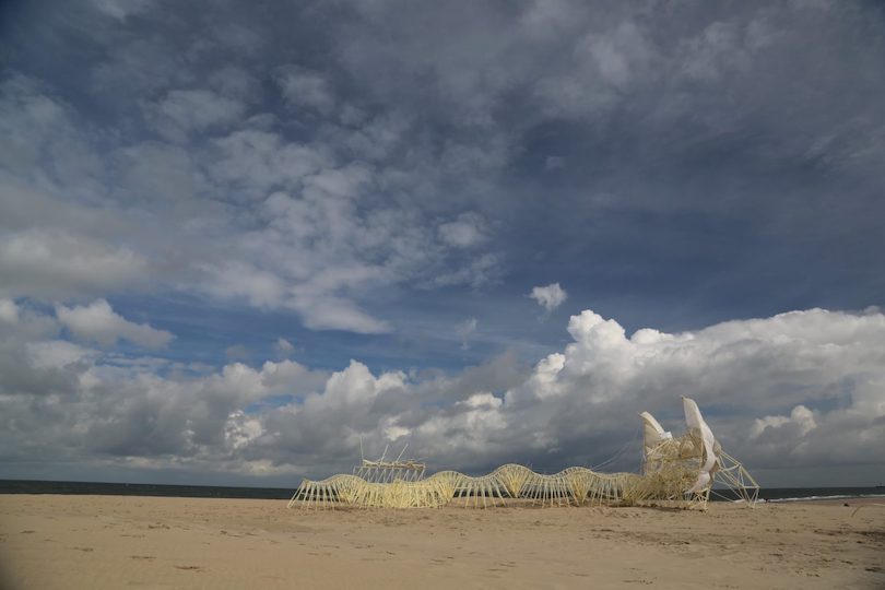 Powered by Wind, Theo Jansen’s Strandbeest Skeletons Can Fly Now - pepuphome