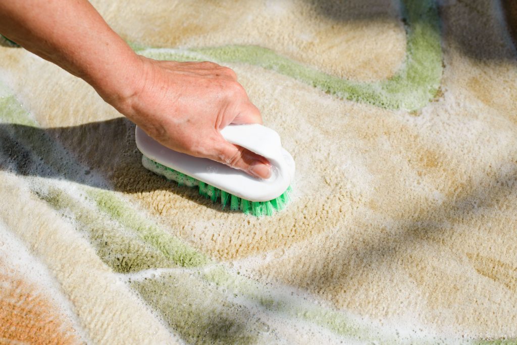 benefits of sprinkling baking soda on carpet