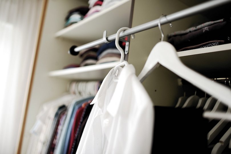 how to stop clothes smelling musty in wardrobe