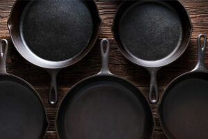 how to clean a cast iron skillet with burnt on the outside2