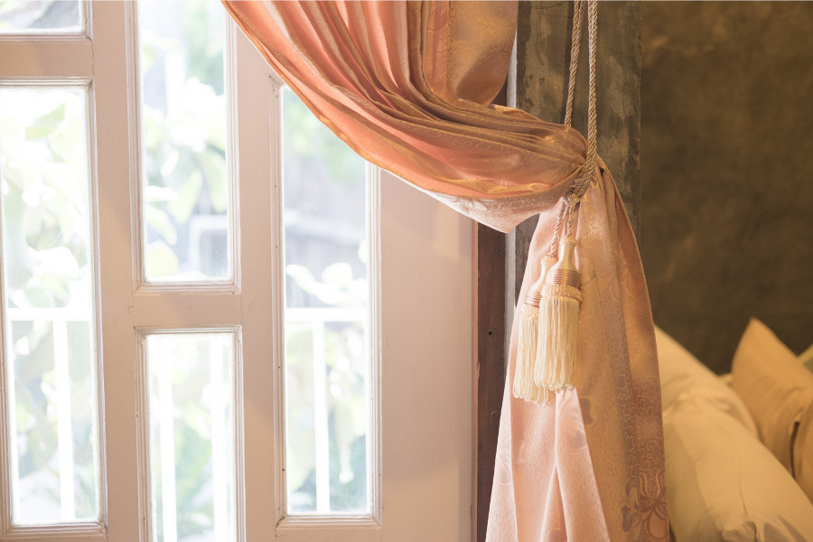 different ways to tie back curtains