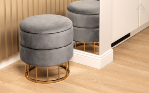 Pouffe in front of a mirror 